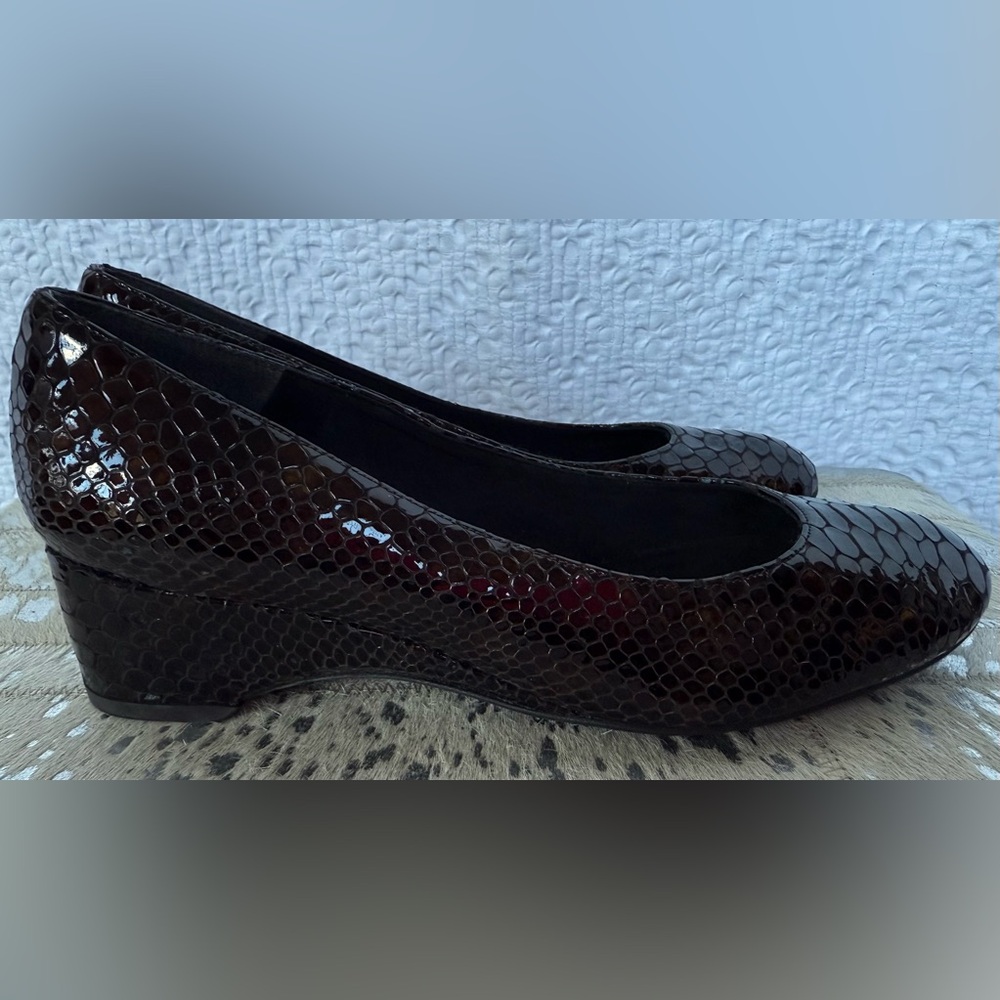 Stuart Weitzman Croc-Embossed Wedge Pumps – Brown | Women’s 8.5 - Picture 2 of 8
